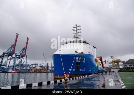 Jakarta. März 2024. Dieses Foto vom 22. März 2024 zeigt das wissenschaftliche Forschungsschiff Tan Suo Yi Hao (Discovery One), das im Hafen Tanjung Priok in Jakarta, Indonesien, anlegt. Die gemeinsame wissenschaftliche Expedition, die von der Chinesischen Akademie der Wissenschaften (CAS) und der indonesischen Nationalen Forschungs- und Innovationsagentur durchgeführt wurde, tauchte 7.178 Meter tief in den Java-Graben im Indischen Ozean ein und stellte damit den tiefsten Tauchrekord für Indonesien auf, teilte das Expeditionsteam am Samstag mit. Quelle: Xu Qin/Xinhua/Alamy Live News Stockfoto