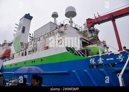 Jakarta. März 2024. Dieses Foto vom 22. März 2024 zeigt das wissenschaftliche Forschungsschiff Tan Suo Yi Hao (Discovery One), das im Hafen Tanjung Priok in Jakarta, Indonesien, anlegt. Die gemeinsame wissenschaftliche Expedition, die von der Chinesischen Akademie der Wissenschaften (CAS) und der indonesischen Nationalen Forschungs- und Innovationsagentur durchgeführt wurde, tauchte 7.178 Meter tief in den Java-Graben im Indischen Ozean ein und stellte damit den tiefsten Tauchrekord für Indonesien auf, teilte das Expeditionsteam am Samstag mit. Quelle: Xu Qin/Xinhua/Alamy Live News Stockfoto