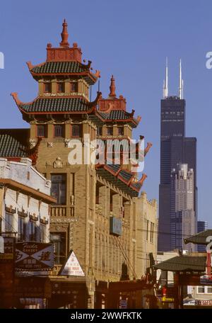 Chicago, Illinois, USA – Chinatown, Wentworth Avenue, Willis Tower (früher Sears Tower) im Hintergrund Stockfoto