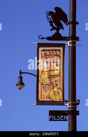 Chicago, Illinois, USA - Pilsen, mexikanisch-amerikanisches Viertel, 18th Street Lamp Post, Banner, Adler, Schlangenemblem Stockfoto