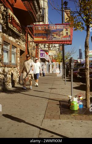 Chicago, Illinois, USA - Pilsen, mexikanisch-amerikanisches Viertel, Blue Island Avenue. Sears Tower, ganz rechts im Hintergrund. Stockfoto