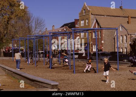 Chicago, Illinois, USA - Pilsen, mexikanisch-amerikanisches Viertel, Wohngebiet Spielplatz Stockfoto