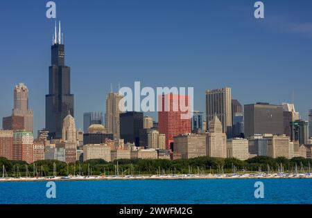 Chicago, Illinois. Skyline am Morgen vom Adler Planetarium. Willis Tower (früher Sears Tower) auf der linken Seite, Lake Michigan im Vordergrund. Stockfoto