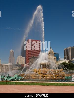 Chicago, Illinois - Buckingham Fountain. Willis Tower (früher Sears Tower) im Hintergrund. Stockfoto
