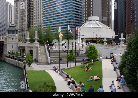 Chicago, Illinois. - Mittage am Ufer des Chicago River. 17. Kirche Christi Wissenschaftler Mitte-Rechts. Ecke Wacker und Wabash. Stockfoto