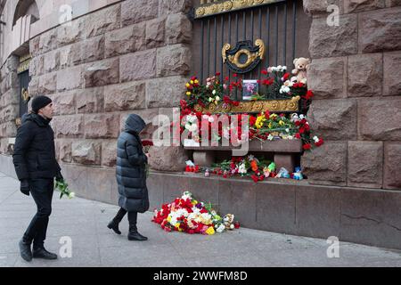 St. Petersburg, Russland. März 2024. Die Menschen legen Blumen, um an die Opfer des Moskauer Terroranschlags in St. Petersburg, Russland, 23. März 2024. Quelle: Irina Motina/Xinhua/Alamy Live News Stockfoto