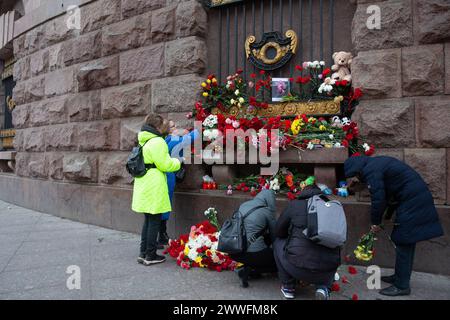 St. Petersburg, Russland. März 2024. Die Menschen legen Blumen, um an die Opfer des Moskauer Terroranschlags in St. Petersburg, Russland, 23. März 2024. Quelle: Irina Motina/Xinhua/Alamy Live News Stockfoto