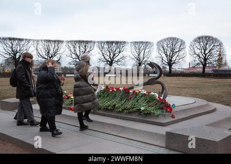 St. Petersburg, Russland. März 2024. Die Menschen legen Blumen, um an die Opfer des Moskauer Terroranschlags in St. Petersburg, Russland, 23. März 2024. Quelle: Irina Motina/Xinhua/Alamy Live News Stockfoto