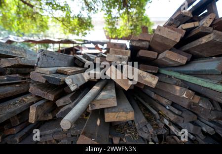 Ein Haufen alter Holzdielen und Baumstämme Stockfoto