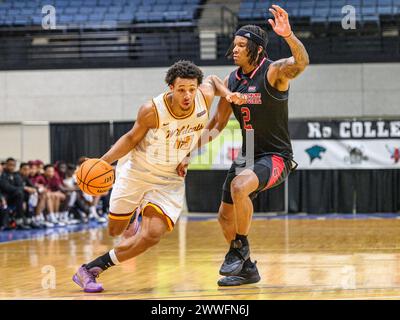 23. März 2024: Bethune-Cookman Stürmer Reggie Ward Jr. (15) wird von Freddy Hicks (2) während des 1st Half Ro College Basketball Invitational zwischen Arkansas State Red Wolves und Bethune Cookman Wildcats im Ocean Center in Daytona Beach, FL, verteidigt. Romeo T Guzman/Cal Sport Media Stockfoto