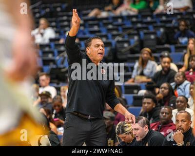 23. März 2024: Reggie Theus, Cheftrainer von Bethune-Cookman, leitet die Spieler während der 1st Half RO College Basketball Invitational zwischen den Arkansas State Red Wolves und Bethune Cookman Wildcats. Arkansas State besiegte Bethune Cookman 86-85 im Ocean Center in Daytona Beach, FL. Romeo T Guzman/Cal Sport Media Stockfoto