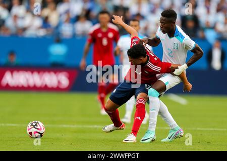 Frisco, Texas, USA. März 2024. Costa Ricas WARREN MADRIGAL (17) und Honduras-Verteidiger WESLEY DECAS (2) verwickeln sich während ihres Spiels der CONCACAF Nations League am Samstag im Toyota Stadium in Frisco, Texas. (Kreditbild: © Brian McLean/ZUMA Press Wire) NUR REDAKTIONELLE VERWENDUNG! Nicht für kommerzielle ZWECKE! Quelle: ZUMA Press, Inc./Alamy Live News Stockfoto