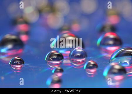Abstrakte Hintergrundtextur Bokeh von Wassertröpfchen auf glänzender Refection-Oberfläche. Geeignet für Tapeten, Überlagerungsschicht Stockfoto
