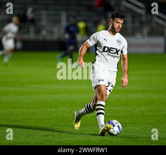 Durham, North Carolina, USA. März 2024. Tampa Bay Rowdies Mittelfeldspieler Jordan Doherty dribbelt über das Feld. North Carolina FC war Gastgeber der Tampa Bay Rowdies im WakeMed Soccer Park in Cary, North Carolina. (Kreditbild: © Patrick Magoon/ZUMA Press Wire) NUR REDAKTIONELLE VERWENDUNG! Nicht für kommerzielle ZWECKE! Stockfoto