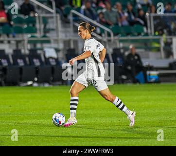 Durham, North Carolina, USA. März 2024. Tampa Bay Rowdies, Cal Jennings, dribbelt ins Netz. North Carolina FC war Gastgeber der Tampa Bay Rowdies im WakeMed Soccer Park in Cary, North Carolina. (Kreditbild: © Patrick Magoon/ZUMA Press Wire) NUR REDAKTIONELLE VERWENDUNG! Nicht für kommerzielle ZWECKE! Stockfoto