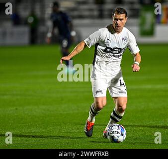 Durham, North Carolina, USA. März 2024. Tampa Bay Rowdies Mittelfeldspieler Lewis Hilton dribbelt in den offenen Raum. North Carolina FC war Gastgeber der Tampa Bay Rowdies im WakeMed Soccer Park in Cary, North Carolina. (Kreditbild: © Patrick Magoon/ZUMA Press Wire) NUR REDAKTIONELLE VERWENDUNG! Nicht für kommerzielle ZWECKE! Stockfoto