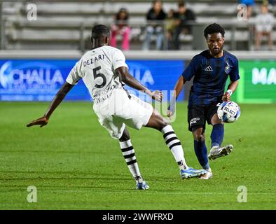 Durham, North Carolina, USA. März 2024. North Carolina FC-Verteidiger Ezra Armstrong räumt den Fußball um einen Angreifer. North Carolina FC war Gastgeber der Tampa Bay Rowdies im WakeMed Soccer Park in Cary, North Carolina. (Kreditbild: © Patrick Magoon/ZUMA Press Wire) NUR REDAKTIONELLE VERWENDUNG! Nicht für kommerzielle ZWECKE! Stockfoto