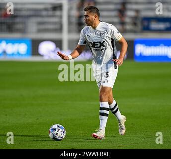 Durham, North Carolina, USA. März 2024. Der Verteidiger der Tampa Bay Rowdies signalisiert seinen Teamkollegen. North Carolina FC war Gastgeber der Tampa Bay Rowdies im WakeMed Soccer Park in Cary, North Carolina. (Kreditbild: © Patrick Magoon/ZUMA Press Wire) NUR REDAKTIONELLE VERWENDUNG! Nicht für kommerzielle ZWECKE! Stockfoto