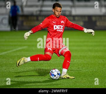 Durham, North Carolina, USA. März 2024. Tampa Bay Rowdies Torhüter Jordan Farr macht den Fußball frei. North Carolina FC war Gastgeber der Tampa Bay Rowdies im WakeMed Soccer Park in Cary, North Carolina. (Kreditbild: © Patrick Magoon/ZUMA Press Wire) NUR REDAKTIONELLE VERWENDUNG! Nicht für kommerzielle ZWECKE! Stockfoto