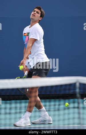 MIAMI GARDENS, FLORIDA - 23. MÄRZ: Carlos Alcaraz aus Spanien auf dem Übungsplatz Tag 8 im Hard Rock Stadium am 23. März 2024 in Miami Gardens, Florida Leute: Carlos Alcaraz Credit: Storms Media Group/Alamy Live News Stockfoto