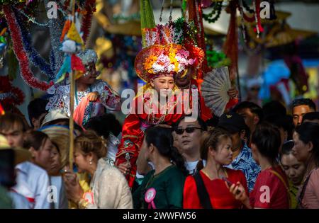 Chiang Mai, Thailand. März 2024. Junge ethnische Shan-Jungen in bunten Kostümen werden auf den Schultern ihrer Familienmitglieder getragen, während einer jährlichen langen Prozession des POY sang, ein traditioneller Übergangsritus für Jungen, die als buddhistische Novizen im Wat Ku Tao Tempel initiiert werden. POY Sang Long ist eine buddhistische Novizen-Ordinationszeremonie der thailändischen Yai-Stämme, aber anders als jede andere Zeremonie dieser Art im Land. Junge zwischen 7 und 14 Jahren werden als Novizen geweiht, um buddhistische Lehren zu lernen. Quelle: SOPA Images Limited/Alamy Live News Stockfoto