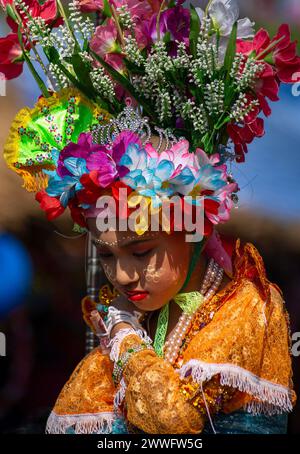 Chiang Mai, Thailand. März 2024. Ein junger ethnischer Shan-Junge in bunten Kostümen, der während einer jährlichen POY-Feier zu sehen ist, sang Long, ein traditioneller Übergangsritus für Jungen, der als buddhistische Novizen im Wat Ku Tao Tempel initiiert werden soll. POY Sang Long ist eine buddhistische Novizen-Ordination des thailändischen Stammes der Yai. aber anders als jede andere Zeremonie dieser Art im Land. Junge zwischen 7 und 14 Jahren werden als Novizen geweiht, um buddhistische Lehren zu lernen. Quelle: SOPA Images Limited/Alamy Live News Stockfoto