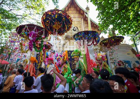 Chiang Mai, Thailand. März 2024. Junge ethnische Shan-Jungen in bunten Kostümen werden auf den Schultern ihrer Familienmitglieder getragen, während einer jährlichen langen Prozession des POY sang, ein traditioneller Übergangsritus für Jungen, die als buddhistische Novizen im Wat Ku Tao Tempel initiiert werden. POY Sang Long ist eine buddhistische Novizen-Ordinationszeremonie der thailändischen Yai-Stämme, aber anders als jede andere Zeremonie dieser Art im Land. Junge zwischen 7 und 14 Jahren werden als Novizen geweiht, um buddhistische Lehren zu lernen. Quelle: SOPA Images Limited/Alamy Live News Stockfoto