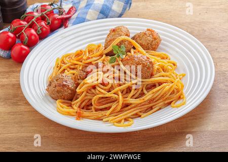 Italienische Spaghetti mit Fleischbällchen in Tomatensauce Stockfoto