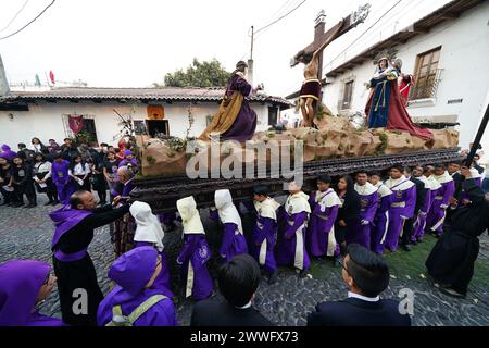 Antigua, Guatemala. März 2024. Die Pönitenten tragen einen gewaltigen Prozessionszug während einer Fastenprozession von Cristo de las Misericordias aus der Kirche Escuela de Cristo am 23. März 2024 in Antigua, Guatemala. Die opulenten Prozessionen, detailgetreuen Alfombras und jahrhundertealten Traditionen ziehen mehr als 1 Million Menschen in die alte Hauptstadt. Quelle: Richard Ellis/Richard Ellis/Alamy Live News Stockfoto