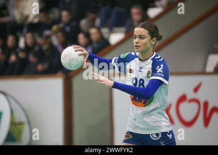 Gijón, Spanien, 23. März 2024: Die KH-7 BM. Granollers Spieler Martina Capdevila (98) mit dem Ball während des 22. Spieltages der Liga Guerreras Iberdrola 2023-24 zwischen Motive.Co Gijón Balonmano La Calzada und KH-7 BM. Granollers, am 23. März 2024 im La Arena Pavillon in Gijón, Spanien. (Foto: Alberto Brevers/Pacific Press) Credit: Pacific Press Media Production Corp./Alamy Live News Stockfoto