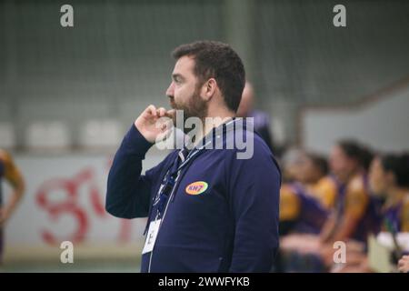 Gijón, Spanien, 23. März 2024: Der Trainer der KH-7 BM. Granollers, Robert Cuesta am 22. Spieltag der Iberdrola Guerreras League 2023-24 zwischen Motive.Co Gijón Balonmano La Calzada und KH-7 BM. Granollers, am 23. März 2024 im La Arena Pavillon in Gijón, Spanien. (Foto: Alberto Brevers/Pacific Press) Credit: Pacific Press Media Production Corp./Alamy Live News Stockfoto