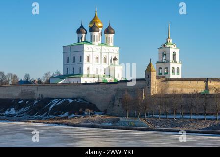 PSKOW, RUSSLAND - 23. FEBRUAR 2015: Alte Dreifaltigkeitskathedrale im Pskower Kreml an einem sonnigen Februartag Stockfoto