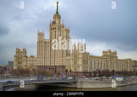 MOSKAU, RUSSLAND - 15. APRIL 2015: Blick auf das stalinistische Hochhaus am Ufer von Kotelnicheskaya an einem bewölkten Aprilabend Stockfoto