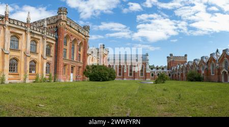 PETRODVORETS, RUSSLAND - 29. MAI 2021: Panorama des Hofes des kaisergotischen Stallkomplexes an einem sonnigen Maitag. Peterhof Stockfoto