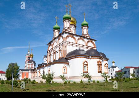 Kathedrale von St. Sergius von Radonesch an einem sonnigen Augusttag. Trinity-Varnitski-Kloster. Varnitsie. Region Jaroslawl, Russland Stockfoto