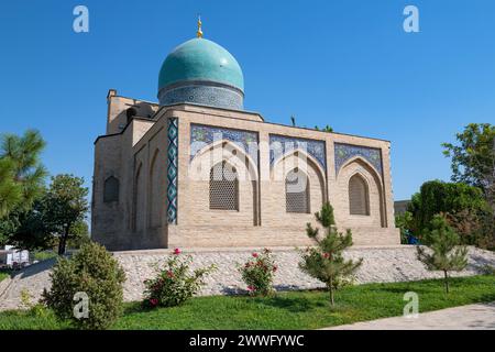 Altes Mausoleum von Kaffal Shashi an einem sonnigen Tag. Religiöser Komplex von Hazrati Imam. Taschkent, Usbekistan Stockfoto