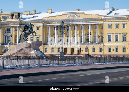 SANKT PETERSBURG, RUSSLAND - 2. APRIL 2023: Blick auf den bronzenen Reiter (Denkmal für Peter den Großen) und das Gebäude des Verfassungsgerichts von R. Stockfoto