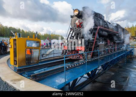 RUSKEALA, RUSSLAND - 06. OKTOBER 2023: Die alte sowjetische Dampflokomotive L-5248 (Lebedjanka) dreht sich an einem Oktobertag auf der Drehscheibe Stockfoto