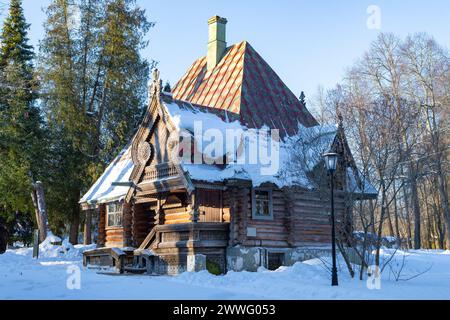 ABRAMTSEVO, RUSSLAND - 05. JANUAR 2024: Badehaus-teremok auf dem Anwesen Abramtsevo an einem Januartag Stockfoto