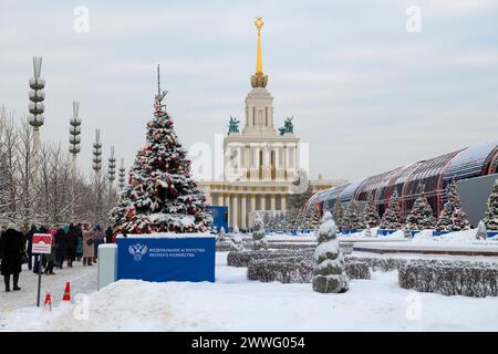 MOSKAU, RUSSLAND - 06. JANUAR 2024: VDNH (All-Russian Exhibition Center) an einem bewölkten Januartag Stockfoto