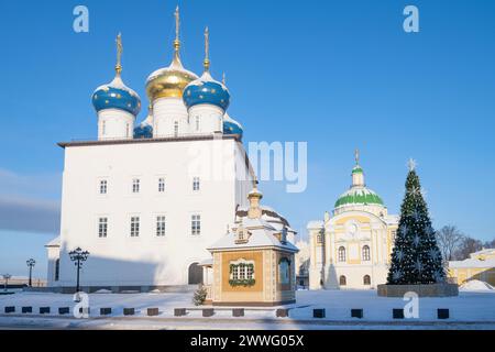 TVER, RUSSLAND - 07. JANUAR 2024: Restaurierte Kathedrale Spaso-Preobraschenski an einem frostigen Januartag Stockfoto