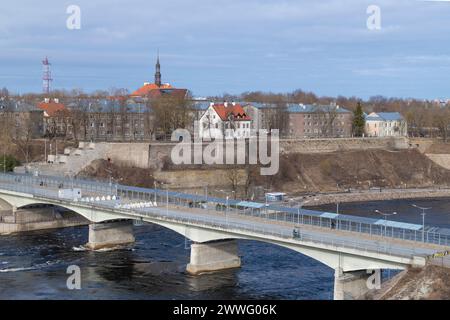 NARVA, ESTLAND - 10. MÄRZ 2024: Grenzbrücke zur Freundschaft vor dem Hintergrund der Stadtlandschaft am Märztag Stockfoto