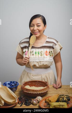 Person, die in der Küche spielt, während sie Tamales zubereitet. Das Konzept des Spaßes zu Hause. Stockfoto