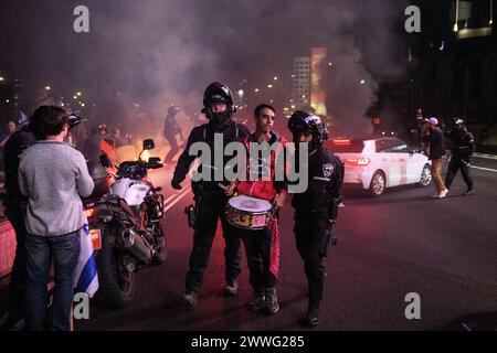 Israel. März 2024. Tausende Demonstranten gegen Premierminister Benjamin Netanjahu schlossen sich den israelischen Geiselfamilien an und forderten einen sofortigen Geiselvertrag, einen Waffenstillstand und allgemeine Wahlen im Staat Israel. Es kam zu Auseinandersetzungen mit der israelischen Polizei, nachdem Demonstranten vor dem IDF-Hauptquartier und auf der Autobahn Ayalon ein paar Lagerfeuer angelegt hatten. 15 wurden verhaftet. Tel Aviv, Israel. März 2024. (Matan Golan/SIPA USA). Quelle: SIPA USA/Alamy Live News Stockfoto