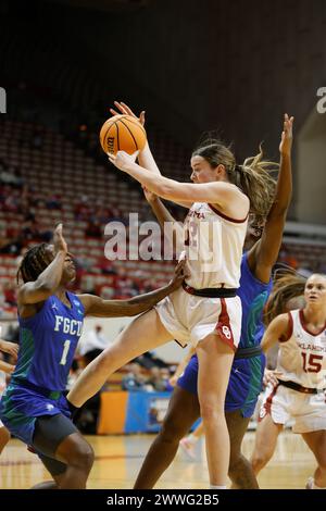 Bloomington, Usa. März 2024. Payton Verhulst (12) spielt während eines NCAA-Basketballturniers in der Simon Skjodt Assembly Hall gegen Emani Jefferson (1) der Florida Gulf Coast Eagles. WIR haben FGCU 73-70. (Foto: Jeremy Hogan/SOPA Images/SIPA USA) Credit: SIPA USA/Alamy Live News Stockfoto