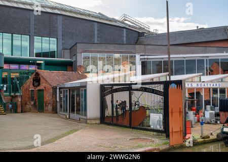 Tooleys Werft und historisches Schmiedegebäude entlang des oxford-Kanals am Nachmittag. Banbury, Oxfordshire, England Stockfoto