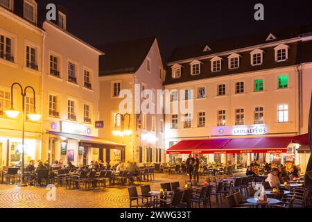 Saarbrücken: Platz St. Johanner Markt, Restaurants, Altstadt im Saarland, Deutschland Stockfoto