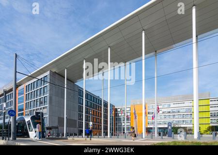 Luxemburg-Stadt (Luxemburg, Lëtzebuerg): Konrad Adenauer-Gebäude des Europäischen Parlaments in Kirchberg in Luxemburg Stockfoto