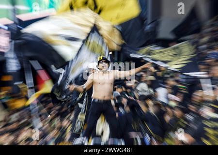 Los Angeles, Usa. März 2024. Die Fußballfans des Los Angeles FC feiern ihren Höhepunkt bei einem MLS-Fußballspiel gegen den Nashville SC am Samstag, den 23. März 2024, im BMO Stadium in Los Angeles. Endstand: Los Angeles FC 5:0 Nashville SC Credit: SOPA Images Limited/Alamy Live News Stockfoto