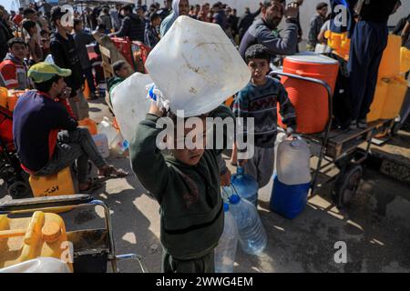 Peking, China. März 2024. Am 22. März 2024 warten die Menschen in Rafah im südlichen Gazastreifen darauf, Wasser zu holen. Quelle: Rizek Abdeljawad/Xinhua/Alamy Live News Stockfoto